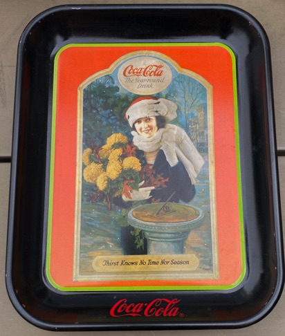 07130D-1 € 6,50 coca cola dienblad afb damer met hoed 27 x 33 cm.jpeg